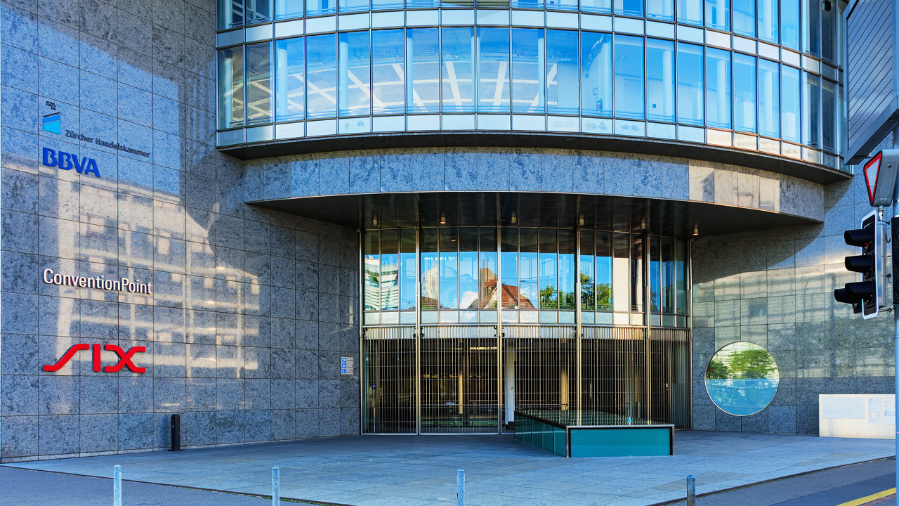 قوائم البورصة السويسرية SIX المدارة بنشاط منتج تداول البيتكوين المتداول